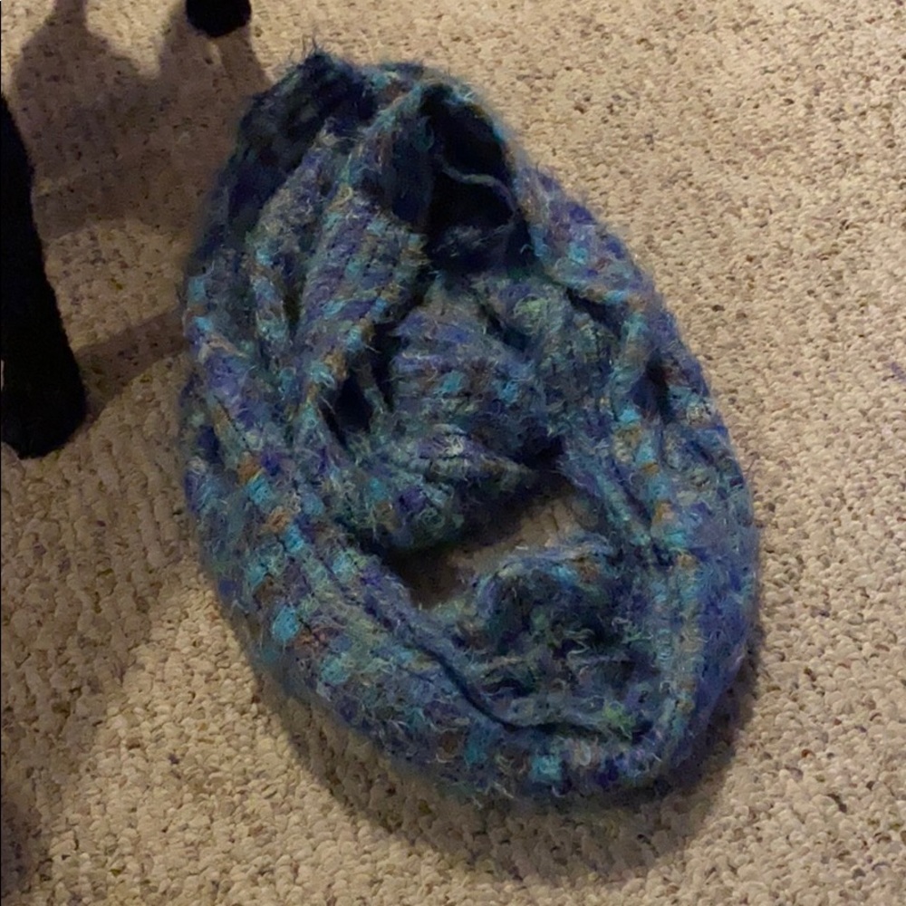 Scarfs - Picture 10 of 12